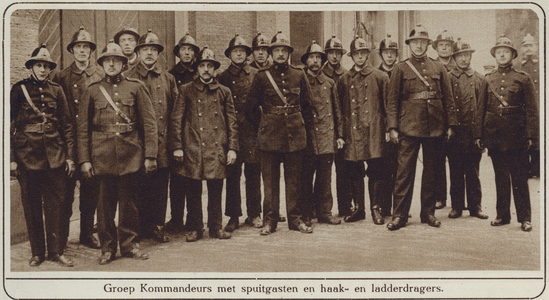 300985 Groepsportret van enkele commandanten, brandweermannen en haak- en ladderdragers van de Utrechtse brandweer.N.B. ...